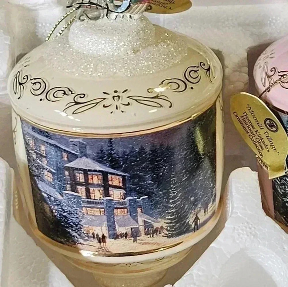 Thomas Kinkade's Moonlight Village "Christmas Memories " - Picture 4 of 10